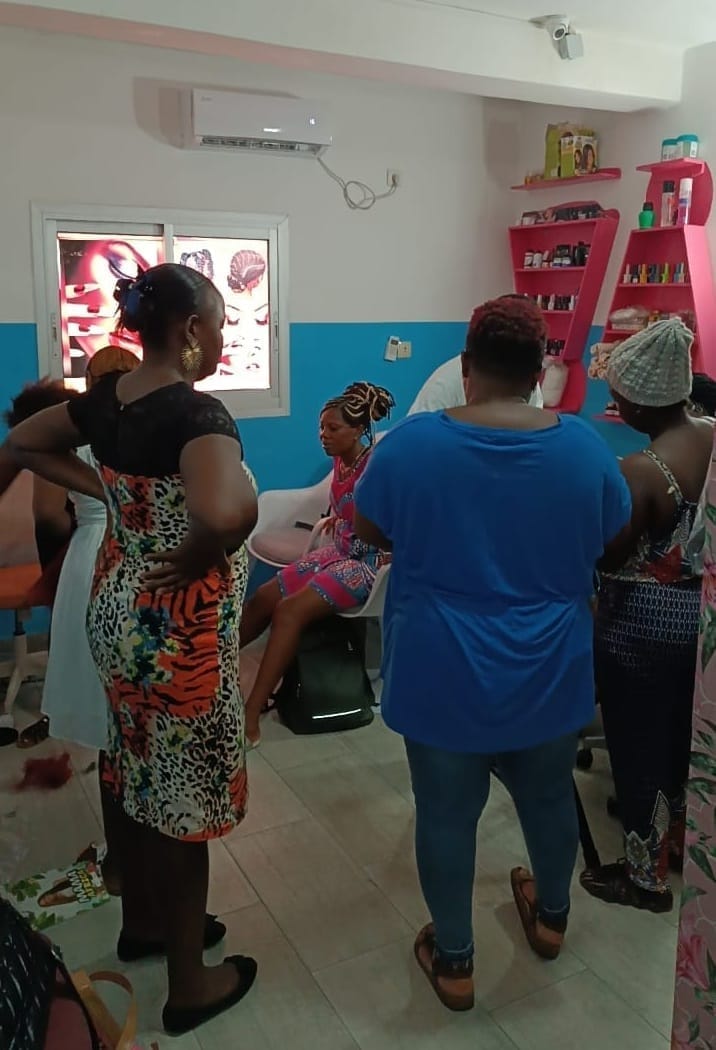 Institut de beauté avec des clientes