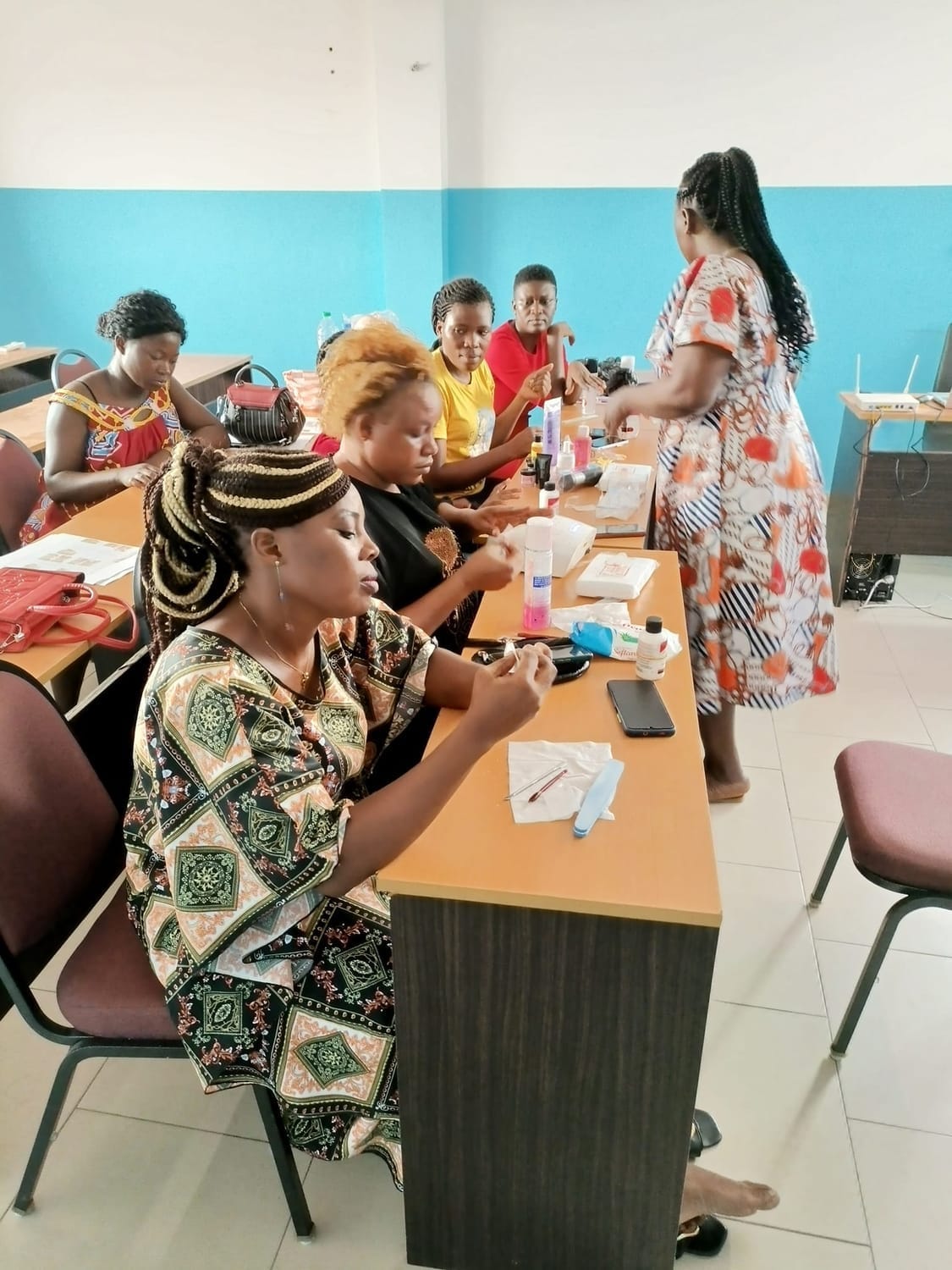 Élèves en formation dans un institut de beauté